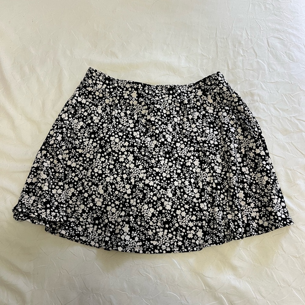 Forever 21 Black and White Floral Mini Skirt